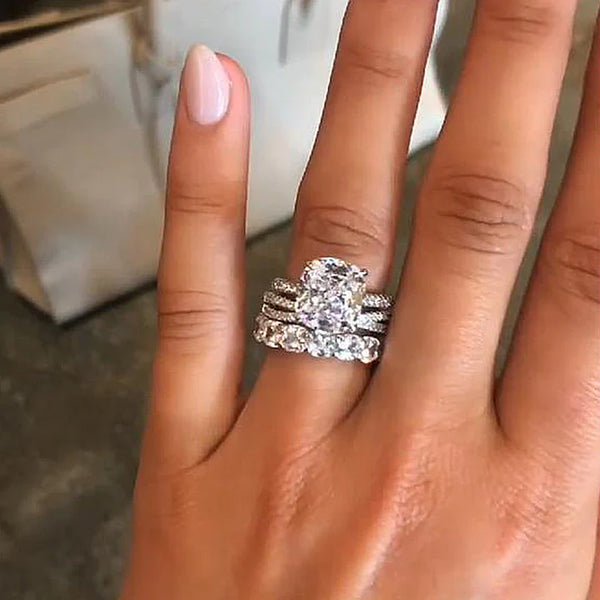 Iris – Diamantring mit ovalem Mittelstein.