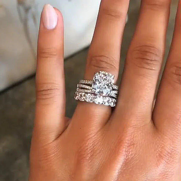 Iris – Diamantring mit ovalem Mittelstein.