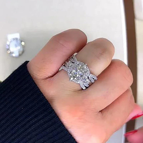 Emilia – Glänzender Diamantring mit rechteckigem Schliff.