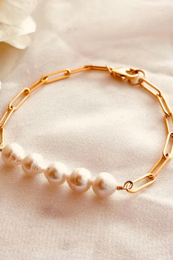 Leonie – Verspielter Perlenring mit Goldakzent.