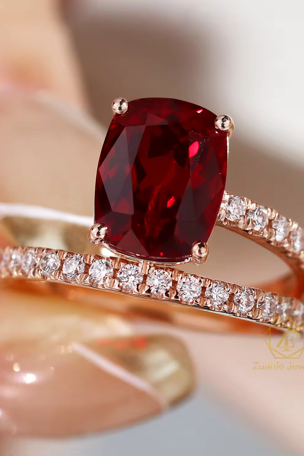 Ulla – Rubinring mit goldenem Rahmen.