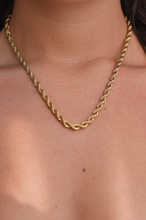 Helena – Goldene Kette mit Punktschmuck.