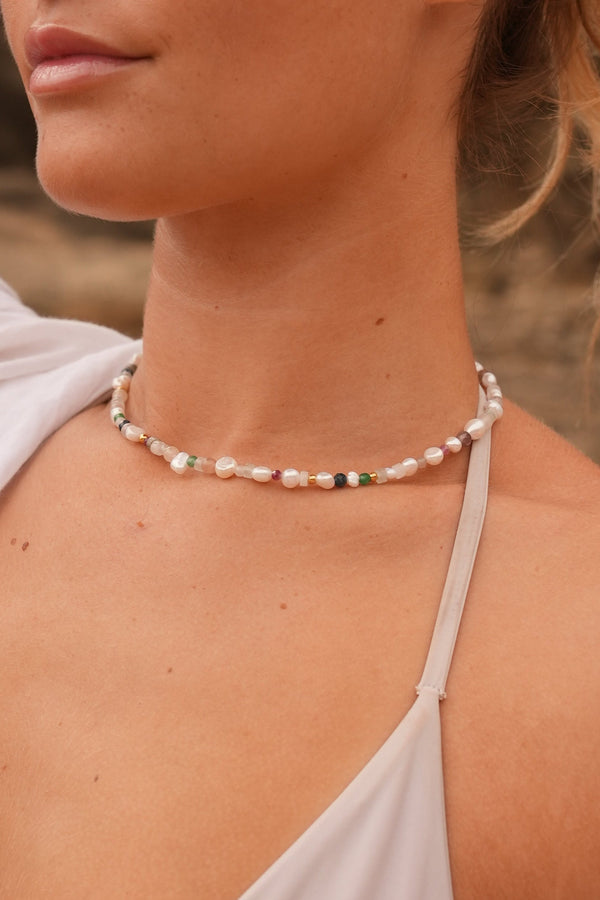 Clara – Feine, goldene Kette mit Mini-Perlen.