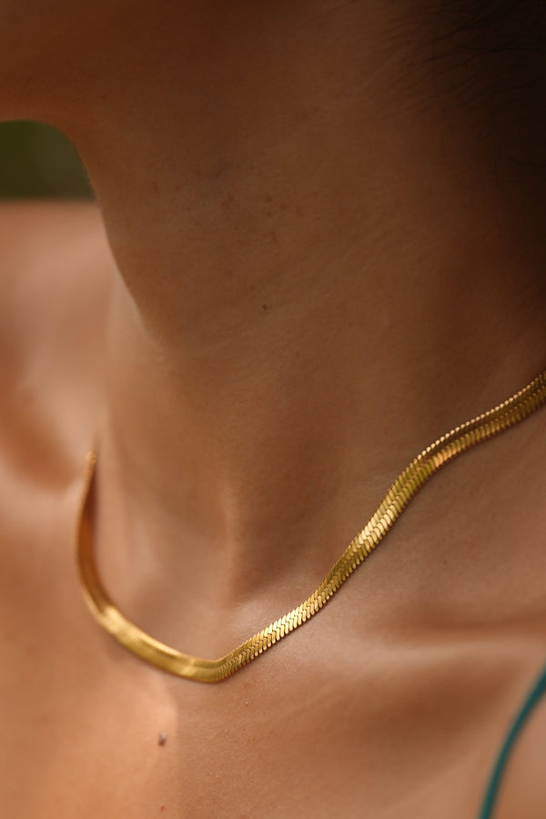 Johanna – Zarte, goldene Halskette mit sanftem Schwung.