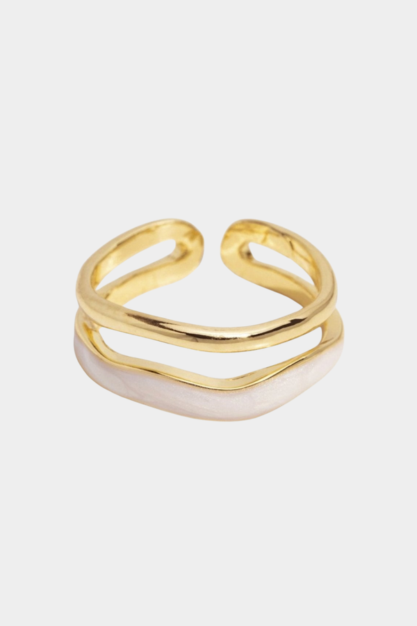 Beatrix – Goldener Bandring mit schlichter Silhouette.