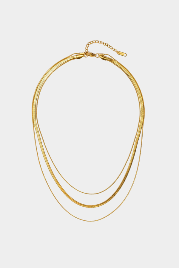 Antonia – Mehrlagige Goldkette mit klarer Struktur.