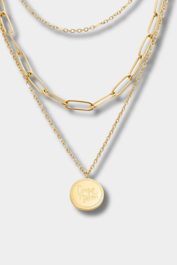 Lea – Eine zarte, goldene Mehrfachkette mit elegant fallenden Linien.