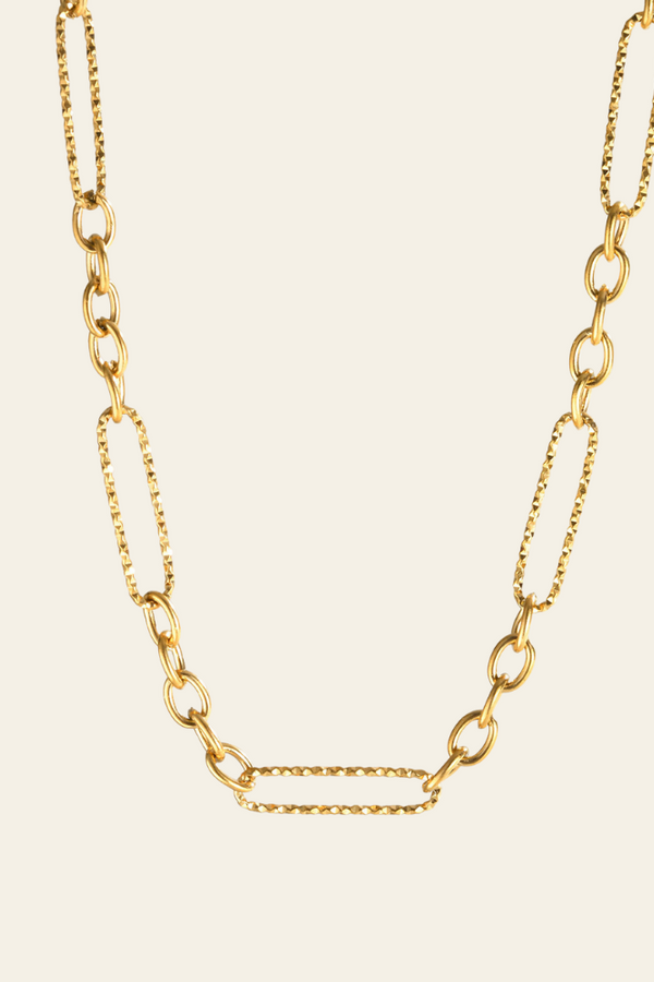 Johanna – Goldene Gliederkette mit klarer Struktur.