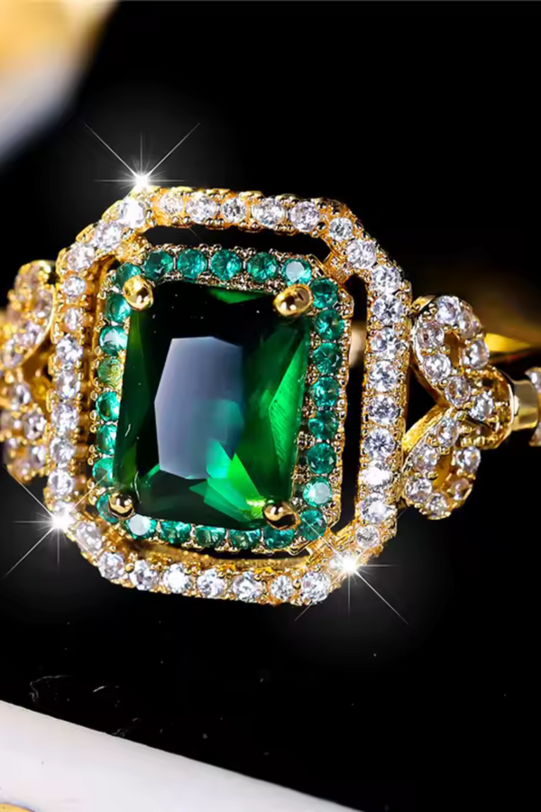 Isabell – Goldring mit zentralem Smaragd.