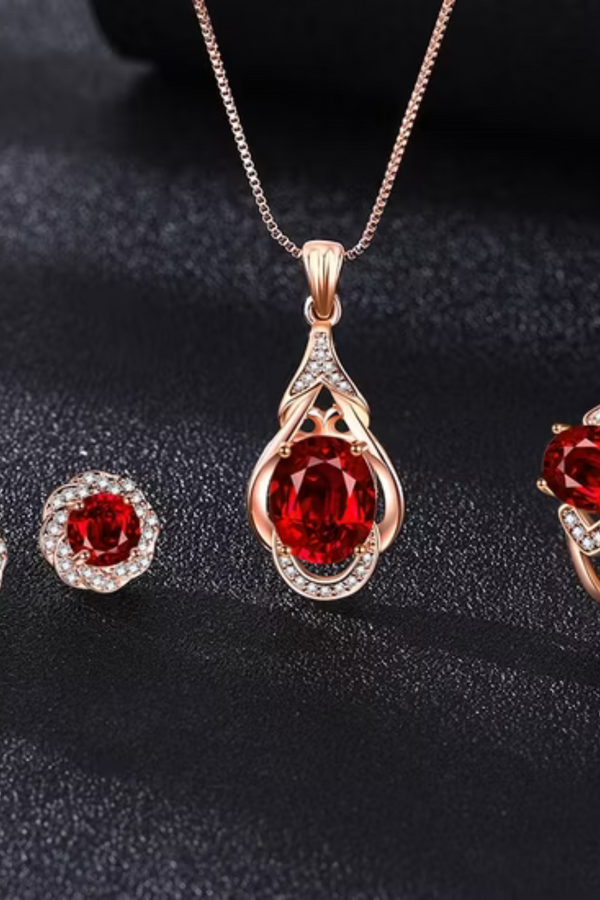 Lena-Sophie – Rubin-Set mit sanftem Glanz.