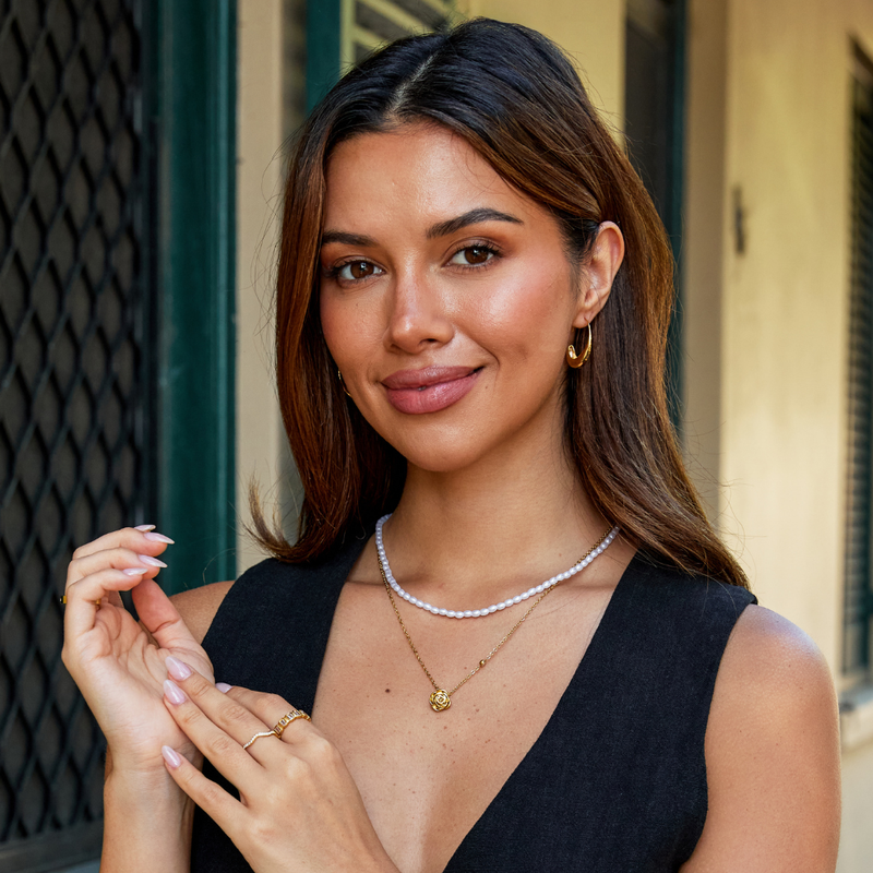 Leonora – Goldene Doppelkette mit zartem Herzdetail.