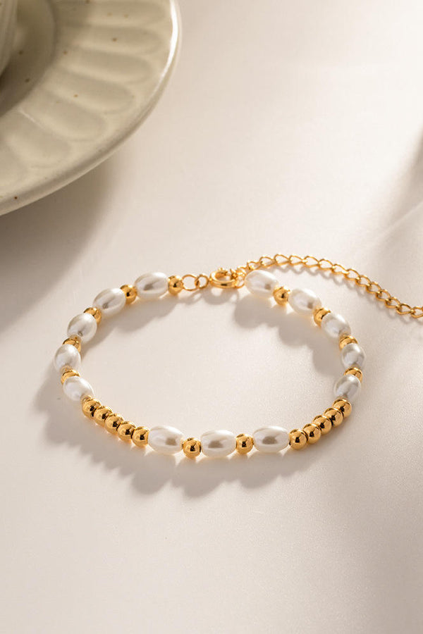 Livia – Feines Perlenarmband mit zartem Goldschimmer.