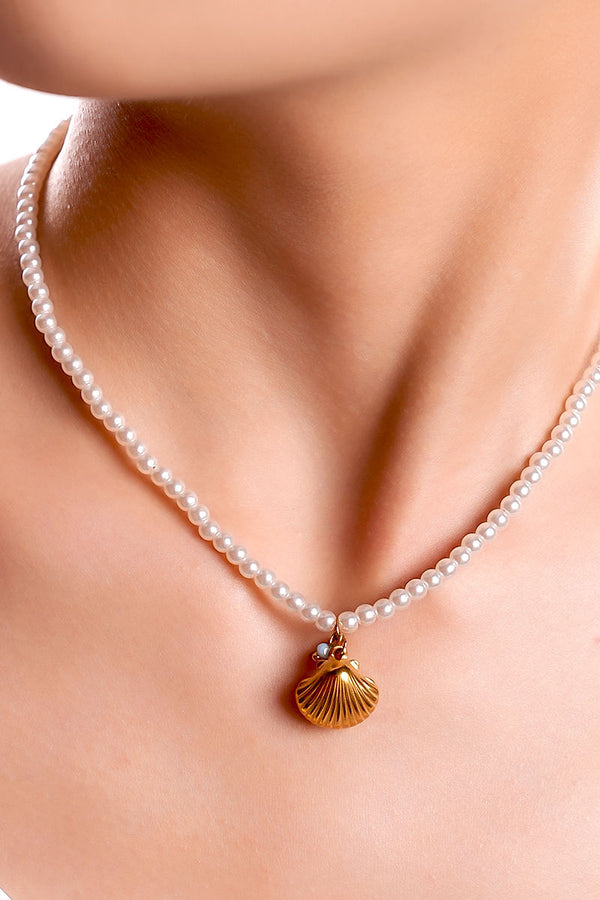 Xenia – Tropfenförmige Ohrringe mit Perlenanhänger.