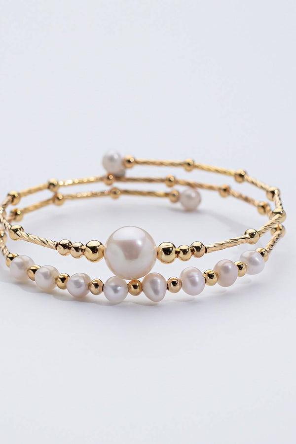 Margrit – Goldene Ohrringe mit asymmetrischem Perlenverlauf.