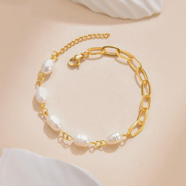 Olivia – Schimmerndes Perlenarmband mit Herzdetail.