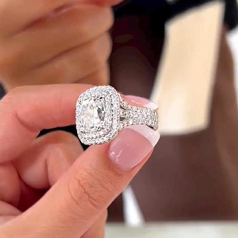 Frieda – Solitärring mit funkelndem Rundstein.