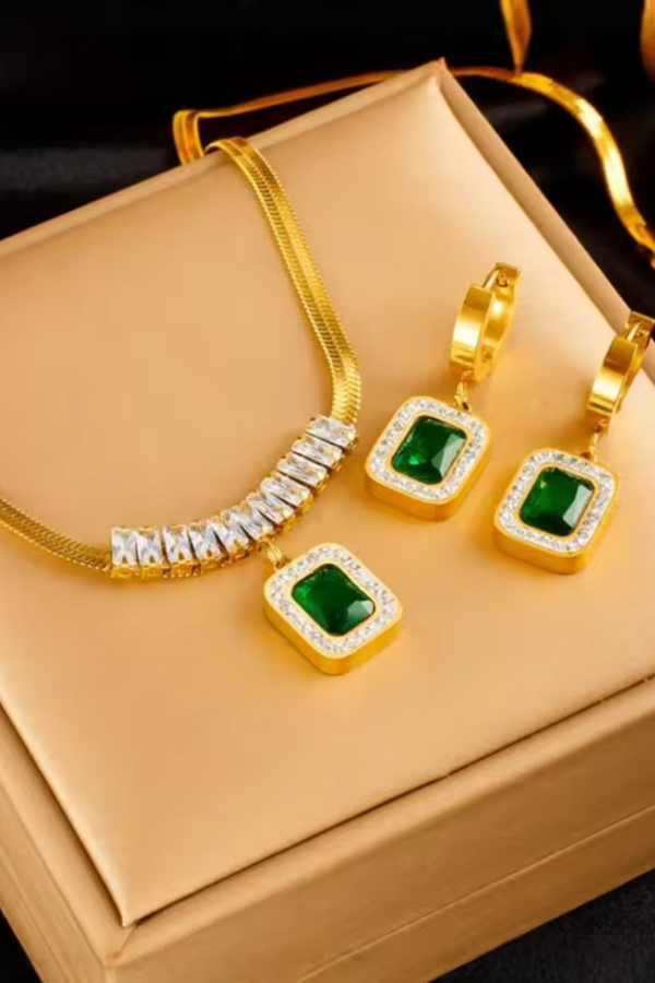 Amara – Schmuckset mit Smaragd und Perle.