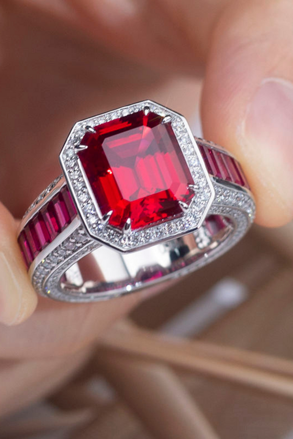 Miriam – Ring mit Rubin im Kissenschliff.