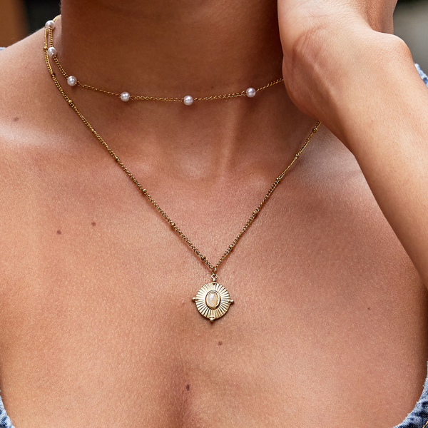 Annika – Feine Goldkette mit eckigem Anhänger.