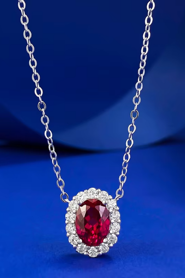 Alina-Sophie – Rubinanhänger mit silbernem Glanz.