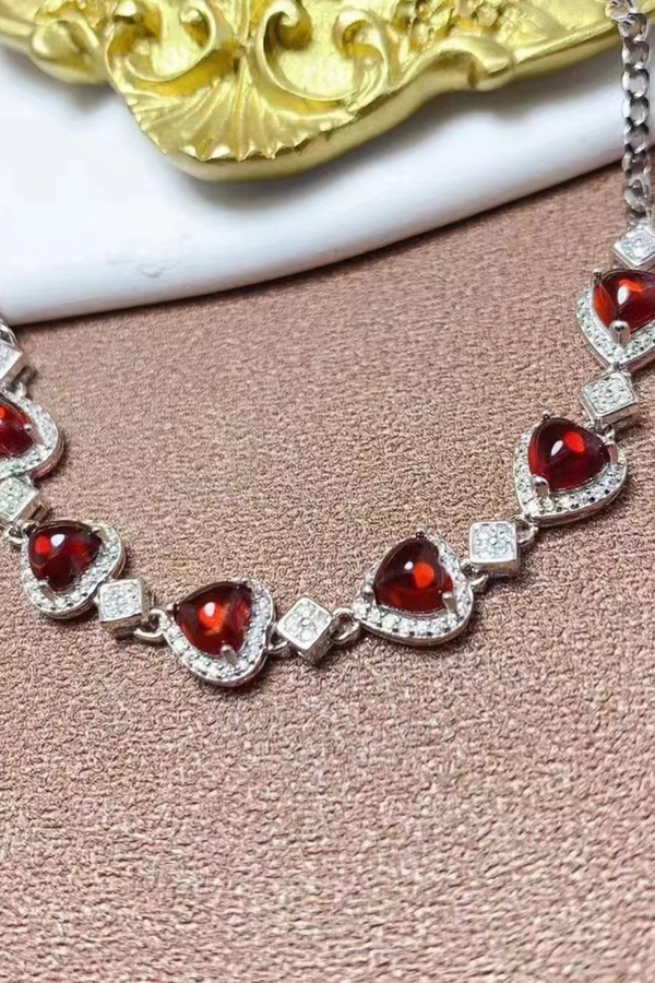 Monika – Rubin-Collier mit zartem Verlauf.