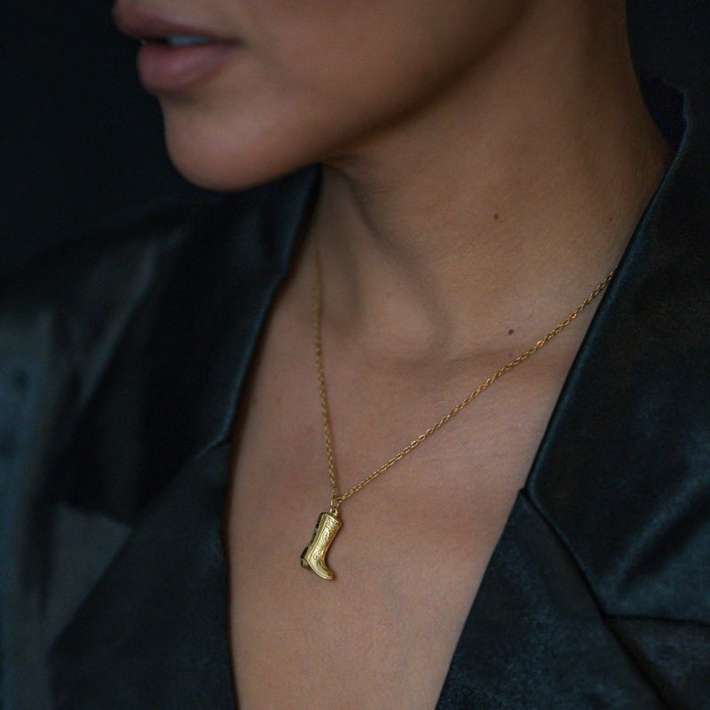 Johanna – Feine Kette mit charmanten Goldanhängern.