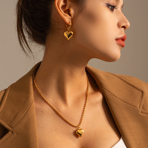 Amelie – Goldene Kette mit modernem Medaillon.