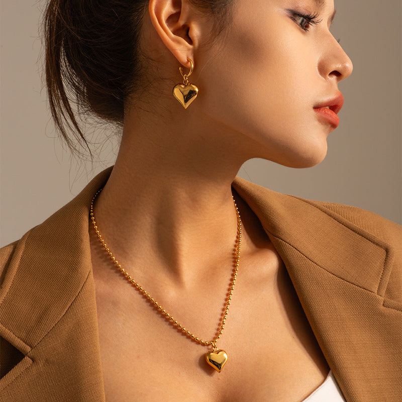 Amelie – Goldene Kette mit modernem Medaillon.