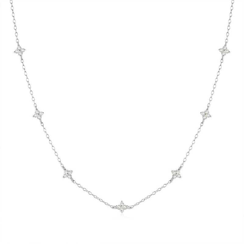 Veronika – Schmale Silberkette mit vertikalem Anhänger.