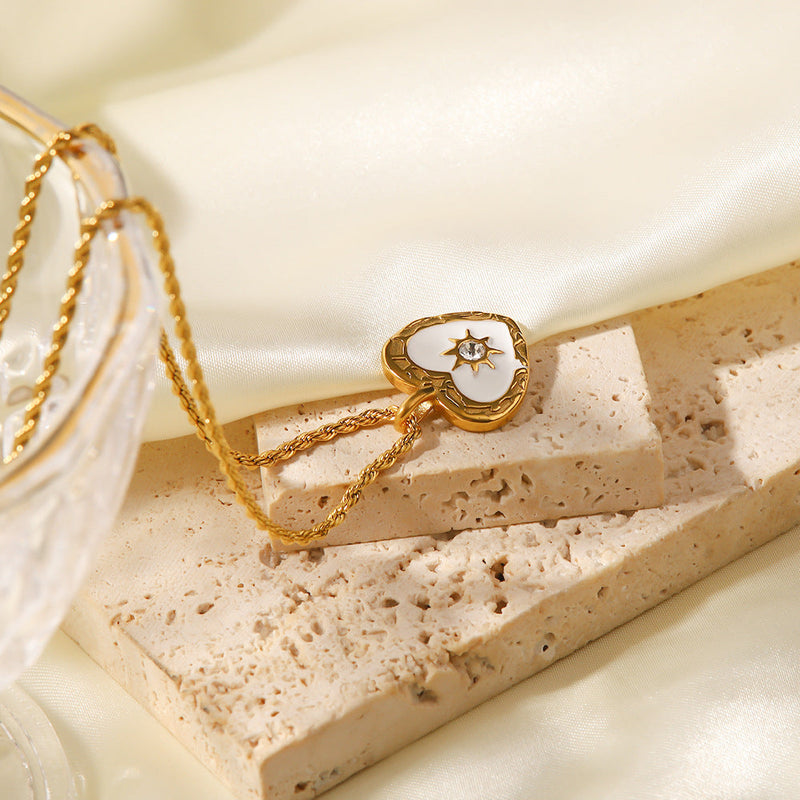 Elisabeth – Goldkette mit kleinen Symbolanhängern.