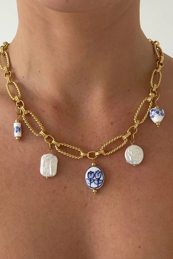 Lena – Goldene Kette mit funkelnden Steindetails.