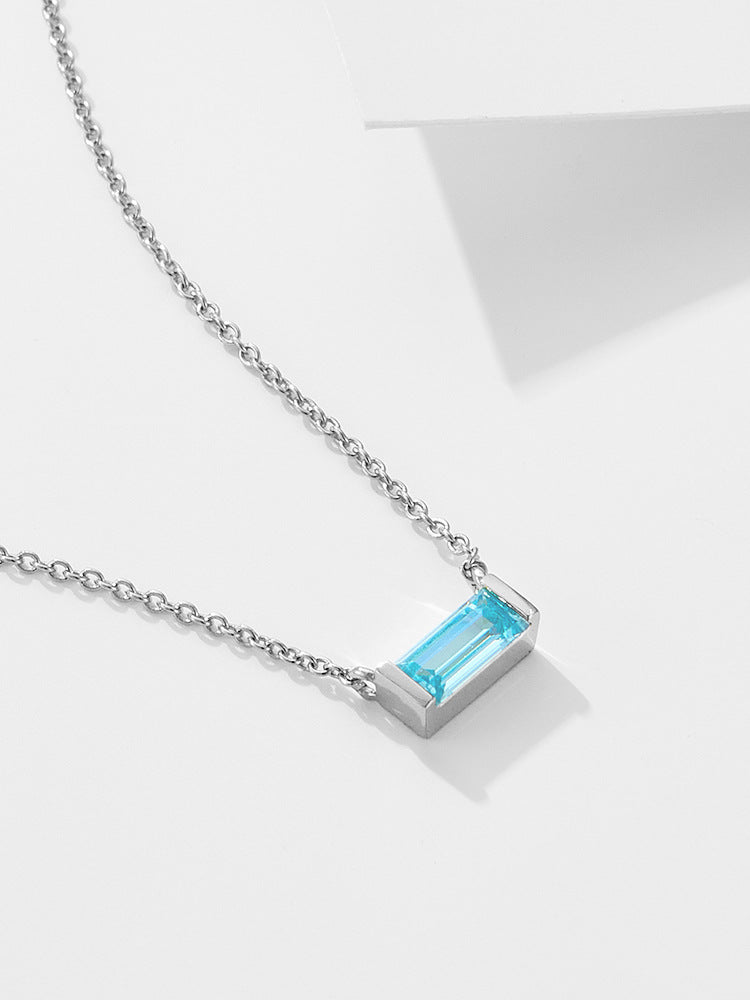 Livia – Silberne Kette mit kleinem Anhänger.