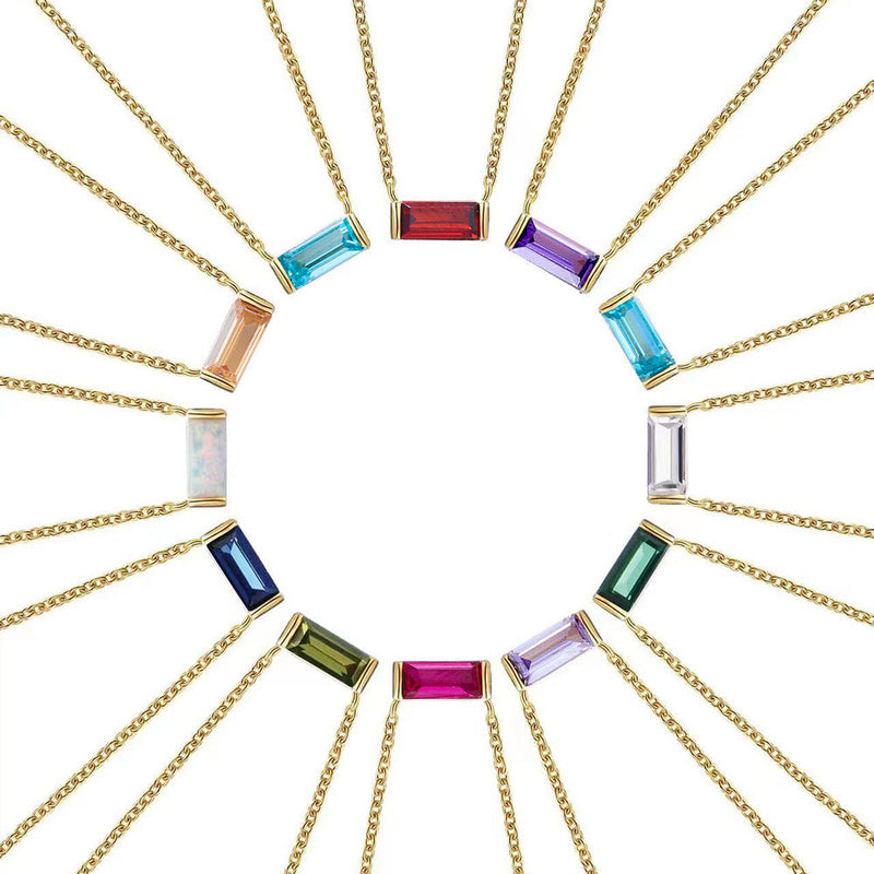 Livia – Silberne Kette mit kleinem Anhänger.