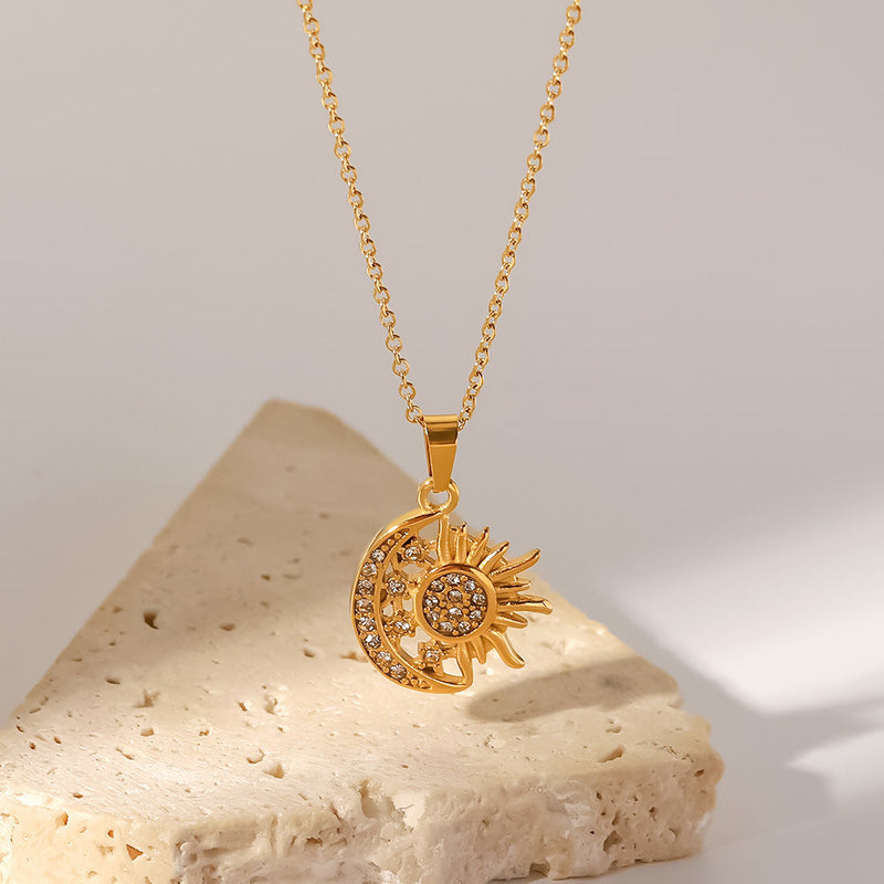 Elisabeth – Goldkette mit kleinen Symbolanhängern.