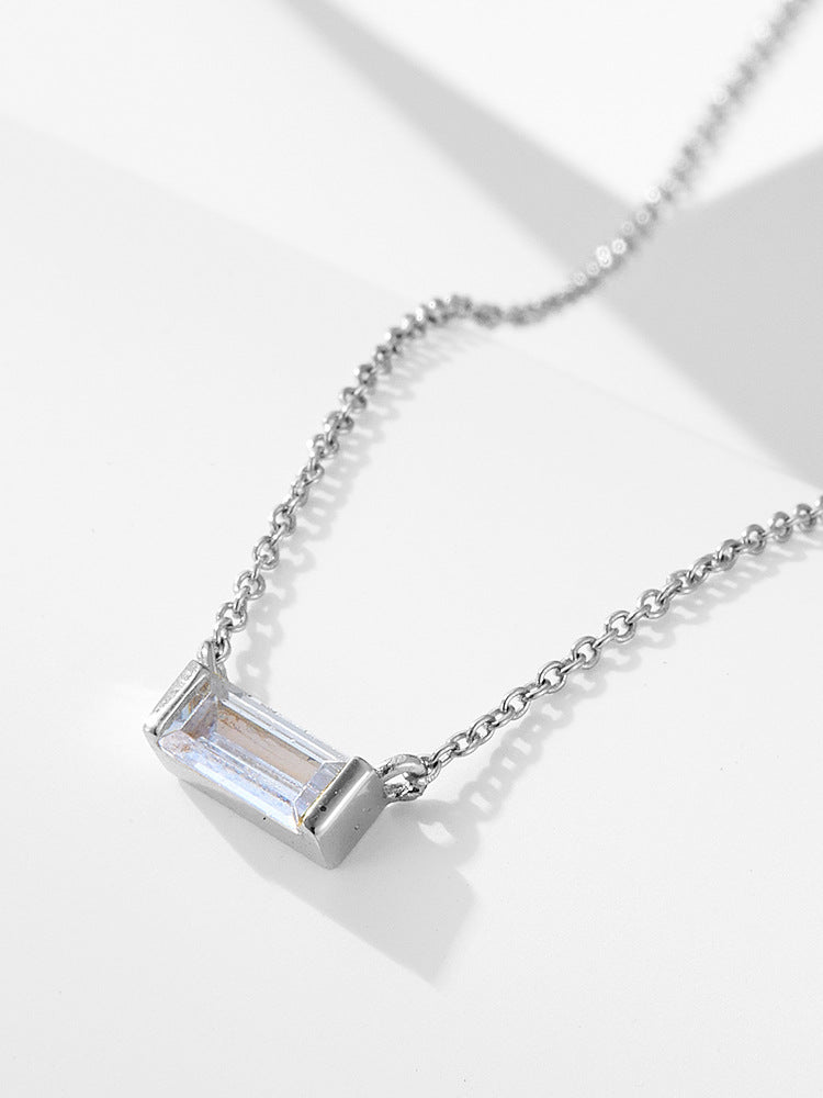 Livia – Silberne Kette mit kleinem Anhänger.