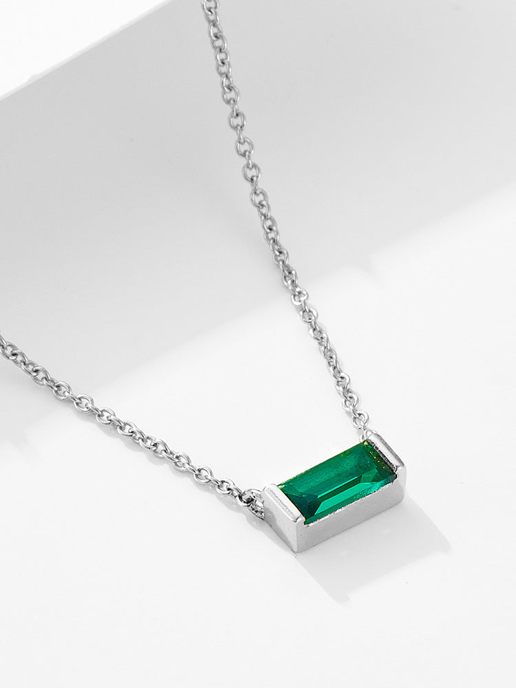 Livia – Silberne Kette mit kleinem Anhänger.