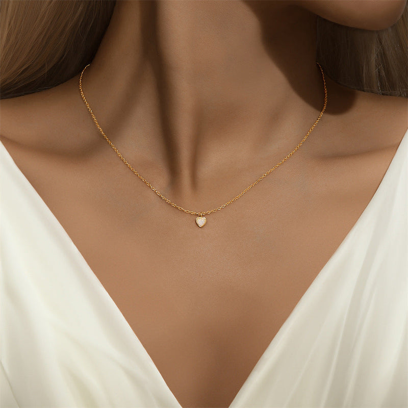 Helena – Zarte Silberkette mit kleinem Herzanhänger.