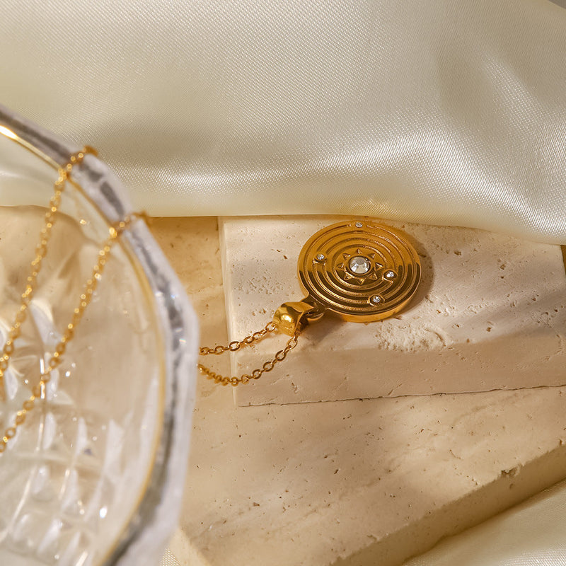 Elisabeth – Goldkette mit kleinen Symbolanhängern.