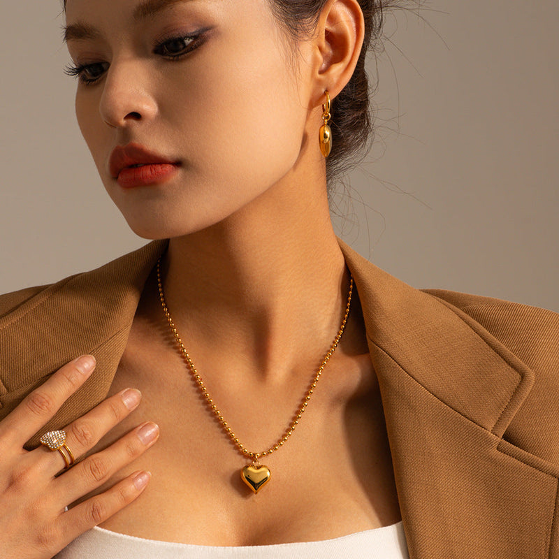 Amelie – Goldene Kette mit modernem Medaillon.