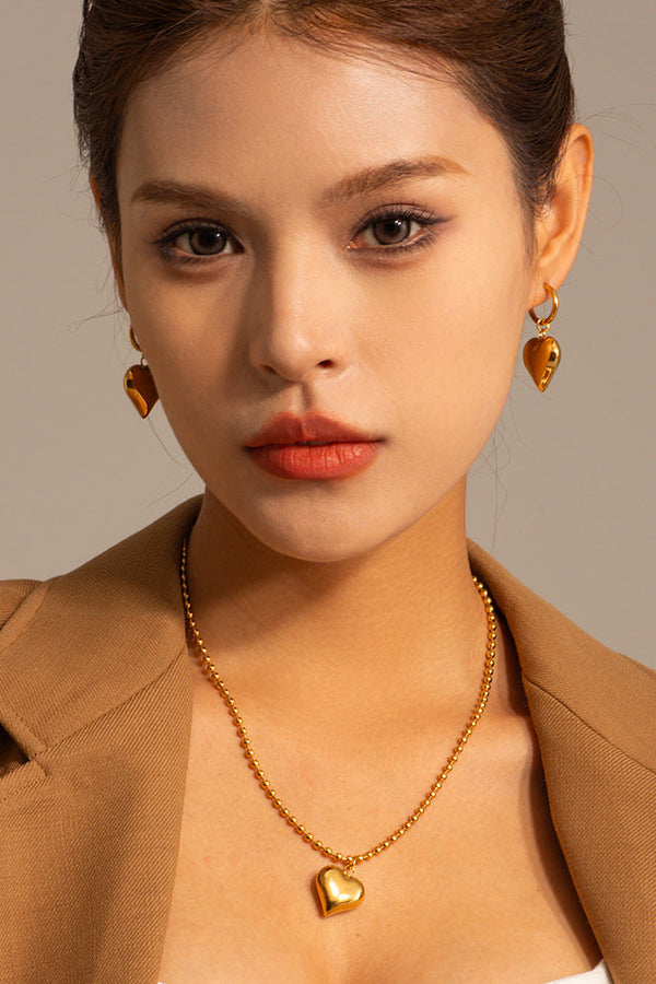 Amelie – Goldene Kette mit modernem Medaillon.