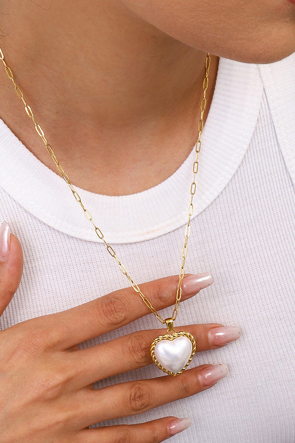 Viktoria – Runde Goldkette mit elegantem Anhänger.