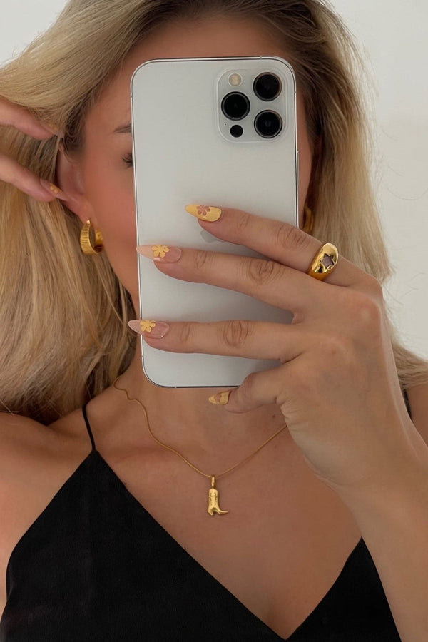 Johanna – Feine Kette mit charmanten Goldanhängern.