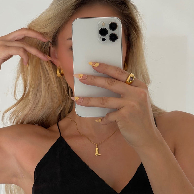 Johanna – Feine Kette mit charmanten Goldanhängern.