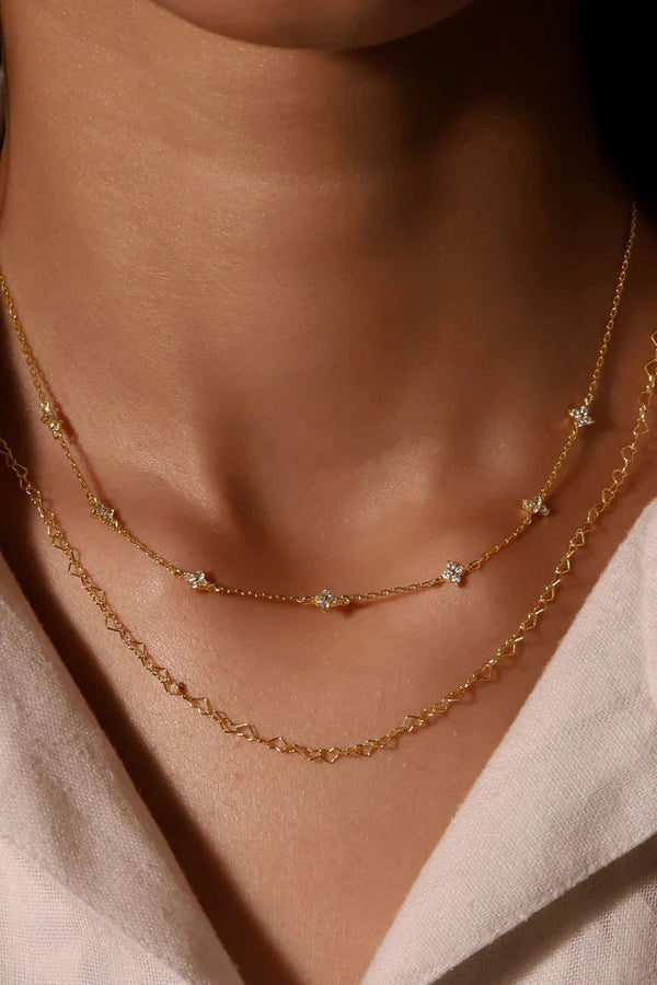 Veronika – Schmale Silberkette mit vertikalem Anhänger.