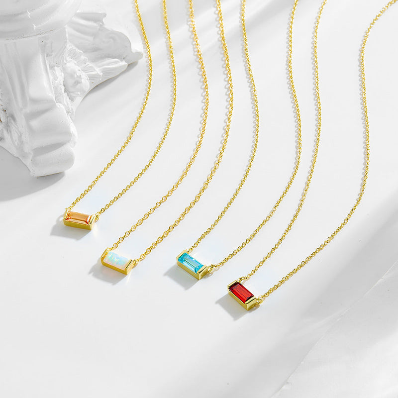 Livia – Silberne Kette mit kleinem Anhänger.