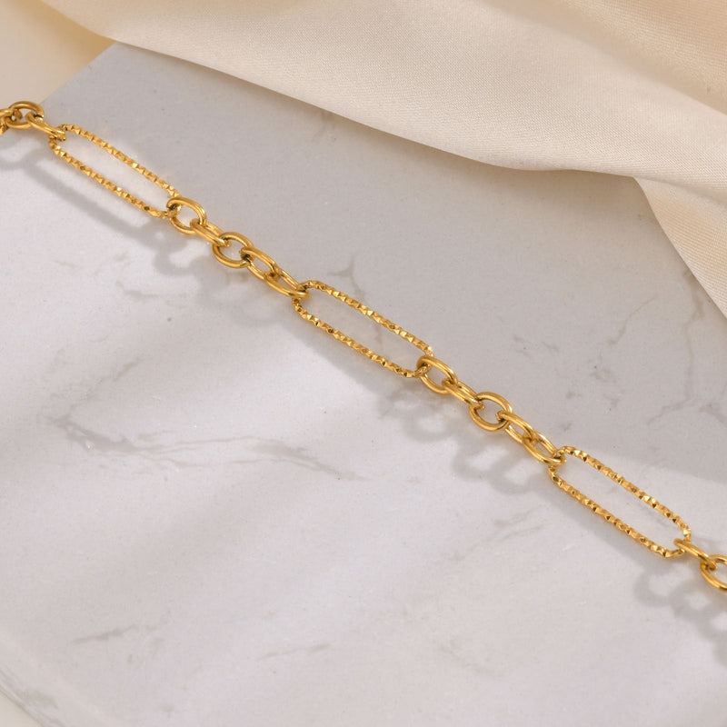 Johanna – Goldene Gliederkette mit klarer Struktur.