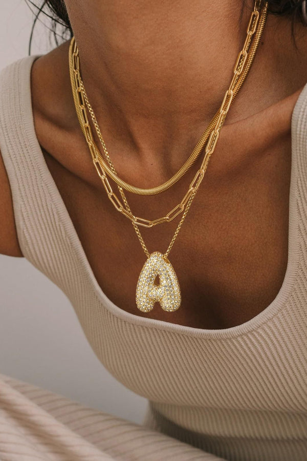 Frieda – Goldene Gliederkette mit organischem Anhänger.