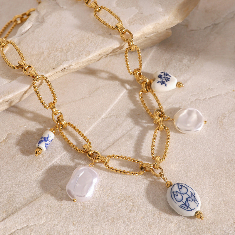 Lena – Goldene Kette mit funkelnden Steindetails.