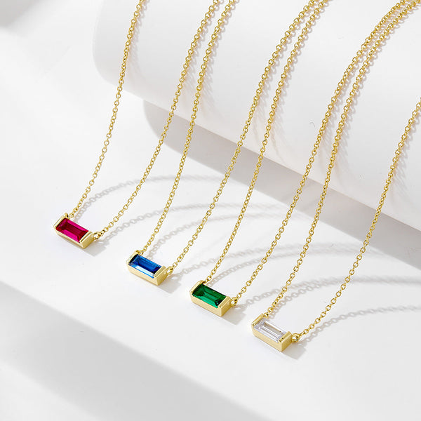 Livia – Silberne Kette mit kleinem Anhänger.