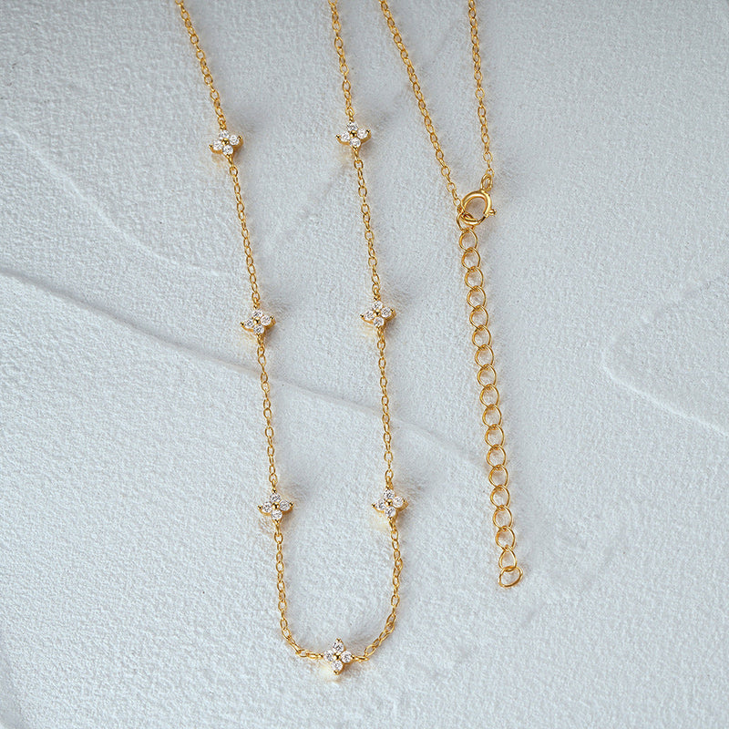 Veronika – Schmale Silberkette mit vertikalem Anhänger.